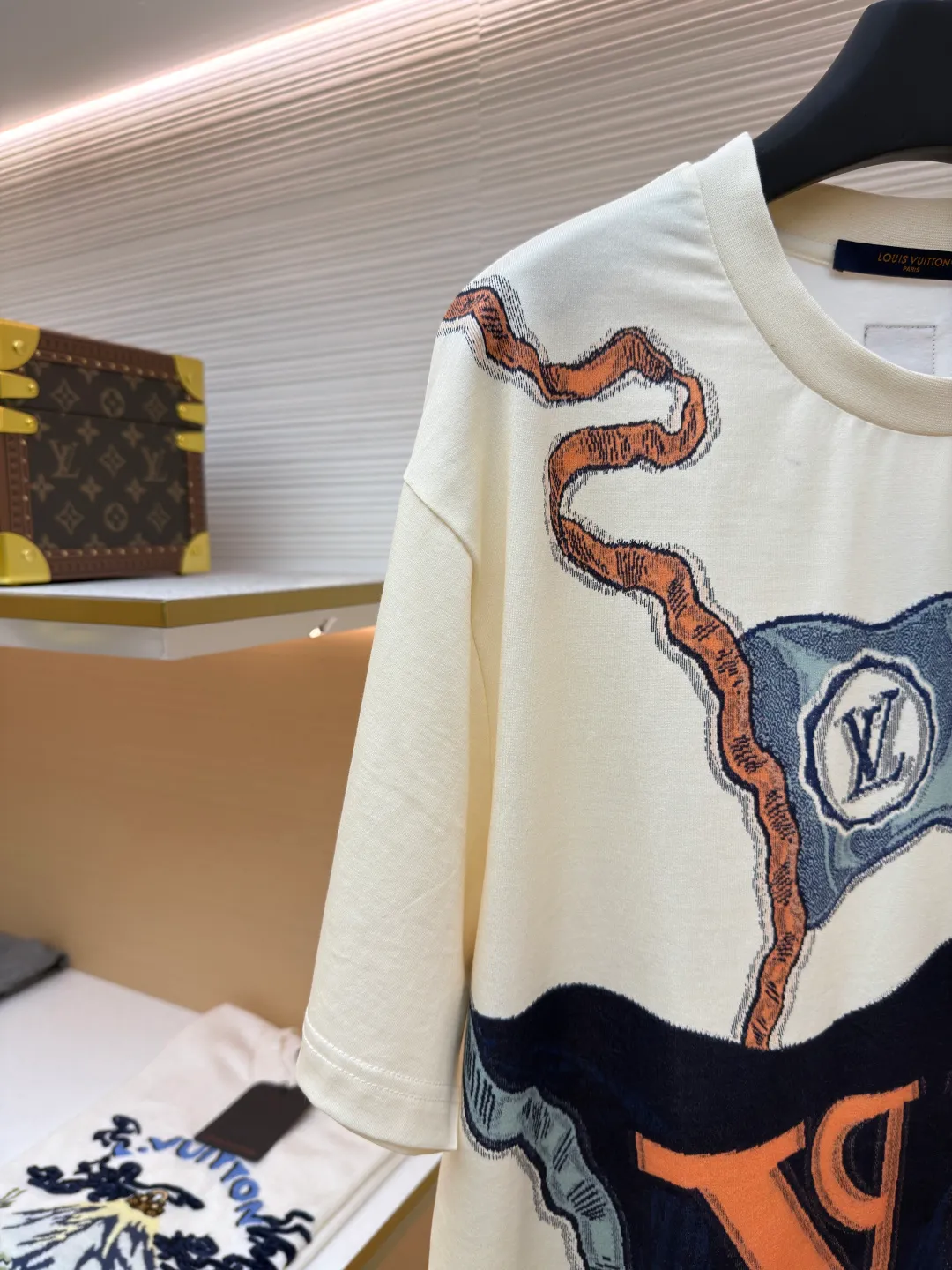 LOUIS VUITTON letter printed short-sleeved T-shirt ●Original version: purchased and developed by 10070 ●Item number: 1680688-A35 ●Fabric: pure cotton double yarn fabric ●Technology: printing production ●Version: fitted version ●Weight: about 205 grams ●Size: XS-S-M-L ●Description: The fabric is made of 220 grams pure cotton double yarn fabric It is soft and skin-friendly, highly breathable, and the positioning cutting process oversizes the loose and large version, making the upper body very slimming. The overall wiring is straight and delicate, the fabric is comfortable and soft, and the color is consistent without color difference. It can be matched with the same style to create a fashionable look and control various occasions. Customized accessories, complete with three standards, same style for men and women!